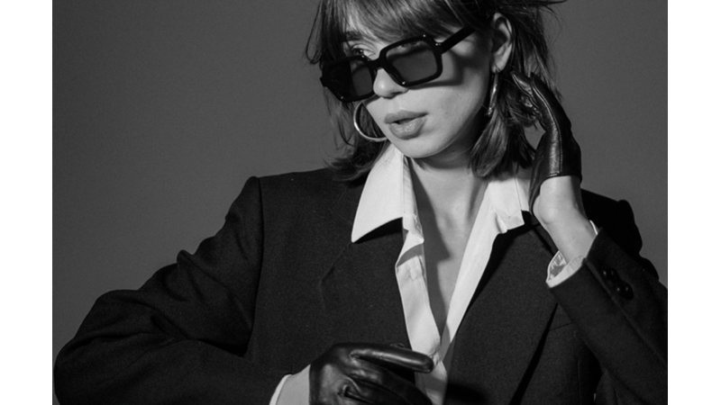 GÜNÜN KOMBİNİ: TAKIM ELBİSE-ELDİVEN-MAKOSEN