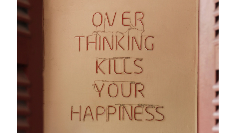 KAPALI KAPILAR ARDINDA SİZİN HAKKINDA KONUŞULDUĞUNU DÜŞÜNMEK