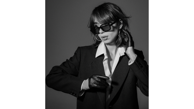 GÜNÜN KOMBİNİ: TAKIM ELBİSE-ELDİVEN-MAKOSEN