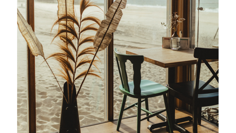 DENİZ KENARINDAKİ KAFENİN KÖŞESİ