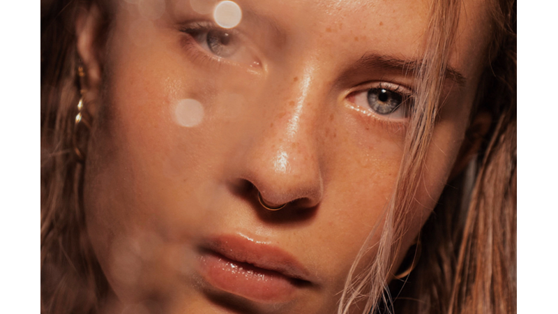 TAK TAKIŞTIR YAKIŞTIR: SEPTUM PIERCINGININ MİNİMAL HALİ