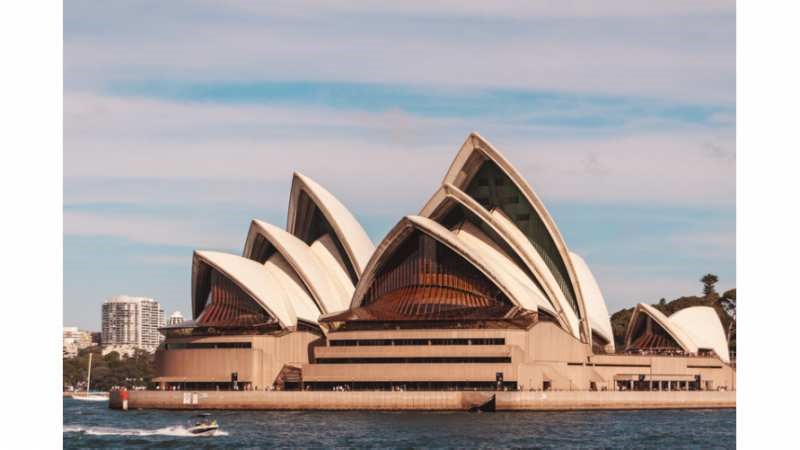 DEVASA YELKENLİ: SIDNEY OPERA BİNASI