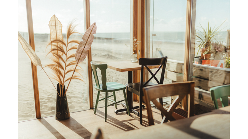 DENİZ KENARINDAKİ KAFENİN KÖŞESİ