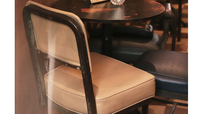 KEYİF İÇİN RAHAT OLMASI ŞART: OTURDUĞUNUZ KAFEDE SANDALYELERİN NASIL OLMASINI İSTERSİNİZ?