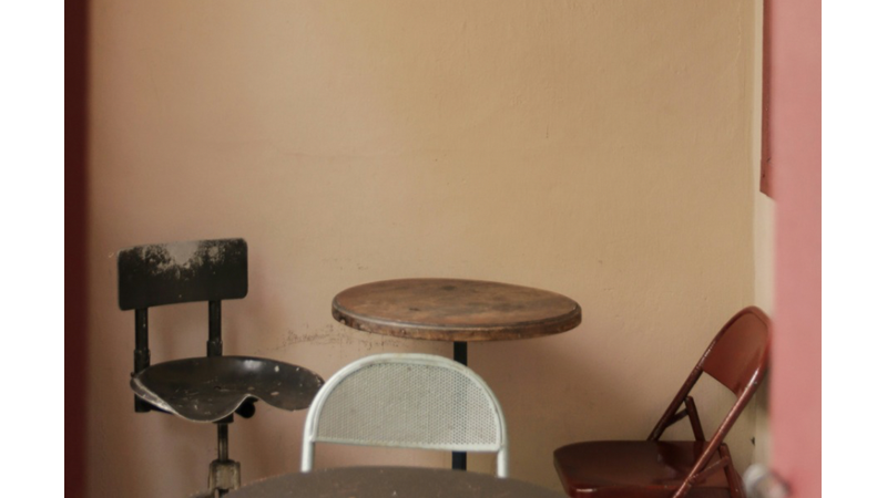 KEYİF İÇİN RAHAT OLMASI ŞART: OTURDUĞUNUZ KAFEDE SANDALYELERİN NASIL OLMASINI İSTERSİNİZ?