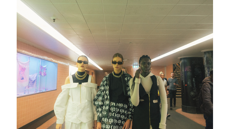 ARKADAŞLARINIZLA BİR GÜNÜ MODA HAFTASINDAYMIŞ GİBİ GEÇİRİN