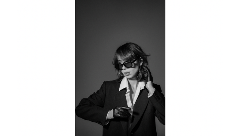 GÜNÜN KOMBİNİ: TAKIM ELBİSE-ELDİVEN-MAKOSEN