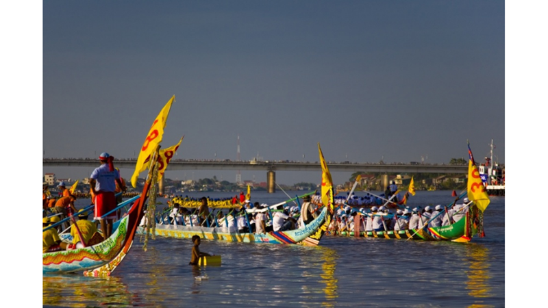 YAŞASIN SUYUN TERS AKIŞI: BON OM TOUK