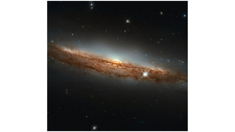 KENARDAN BAKAN SPİRAL GALAKSİ: NGC 3717