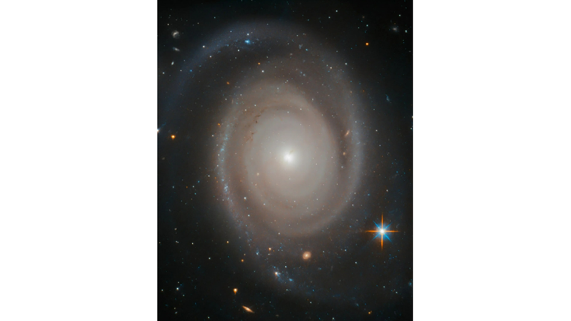 YALNIZ GİBİ GÖRÜNSE DE YALNIZ DEĞİL: NGC 1706