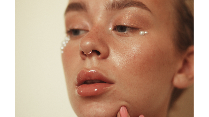 GÜNÜN MAKYAJI: GÖZYAŞLARININ İNCİ TANELERİ İLE TEMSİLİ