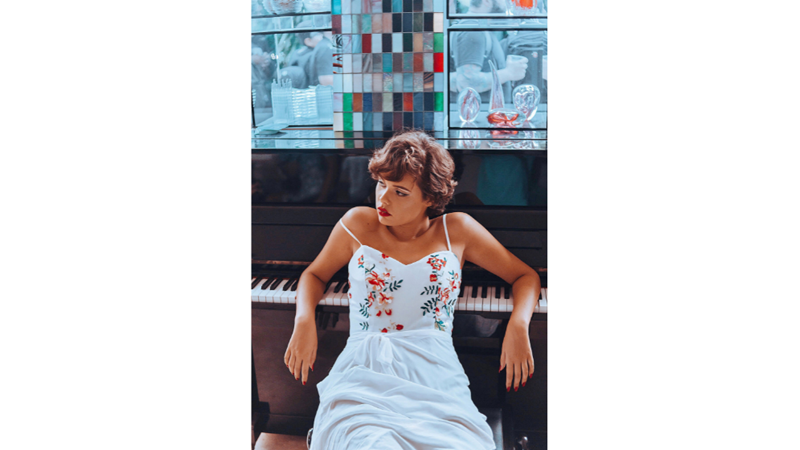 GÜNÜN MAKYAJI: RETRO HAVASI OLAN KLASİK MAKYAJ