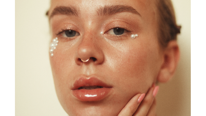 GÜNÜN MAKYAJI: GÖZYAŞLARININ İNCİ TANELERİ İLE TEMSİLİ