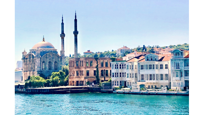 BİR YABANCININ İSTANBUL'DA GEZDİĞİ YERLER VE GİYDİĞİ KIYAFETLER