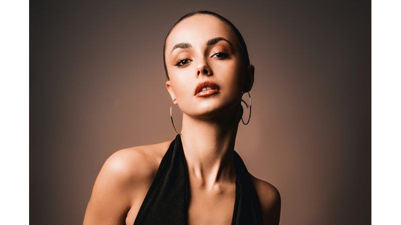 HER TENE HER DURUMA UYGUN OLAN BİZİM GÜVENLİ LİMANIMIZ: TOPRAKSI TONLARDA MAKYAJ