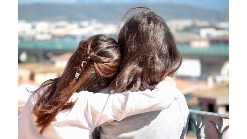 BENDEN KISA BİRİ KOLUNU OMZUMA ATARSA...