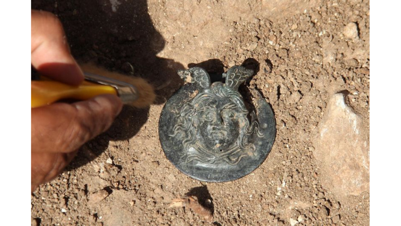 PERRE ANTİK KENTİ’NDE BULUNAN MADALYA