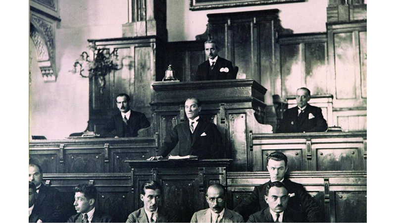 15 EKİM 1927: GAZİ MUSTAFA KEMAL PAŞA 'NUTUK'U OKUMAYA BAŞLADI