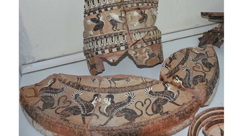 KLAZOMENAİ’DE MİTOLOJİK SÜSLEMELİ LAVABO