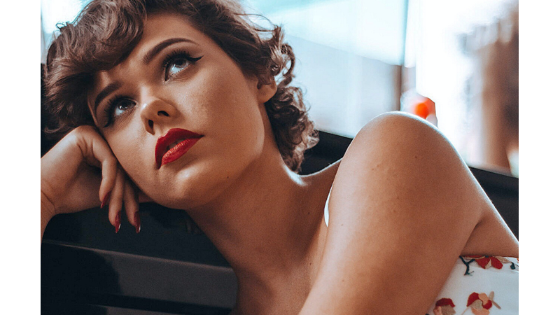 GÜNÜN MAKYAJI: RETRO HAVASI OLAN KLASİK MAKYAJ