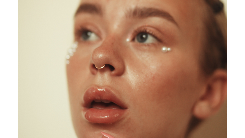 GÜNÜN MAKYAJI: GÖZYAŞLARININ İNCİ TANELERİ İLE TEMSİLİ