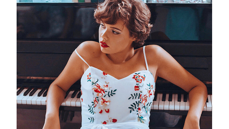 GÜNÜN MAKYAJI: RETRO HAVASI OLAN KLASİK MAKYAJ