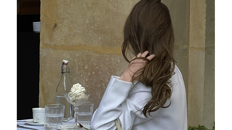 KAFENİN DEKORASYONU DA SUNUM ŞEKLİ DE O KADAR ESTETİK Kİ FOTOĞRAF ÇEKİLMESEM OLMAZ: KAFE POZU ÖNERİSİ İLE KARŞINIZDAYIZ