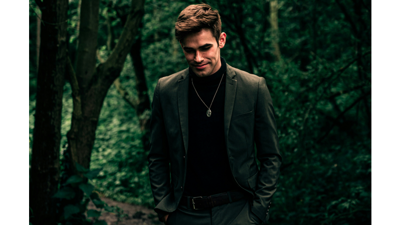 ERKEK MODASI: BOĞAZLI KAZAK VE TAKIM ELBİSE GİYMENİN TAM ZAMANI