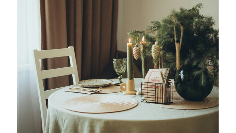 YILBAŞI DEKORASYON ÖNERİSİ: BU YILBAŞI SOFRASI YEŞİL RENGİ SEVENLER İÇİN BİÇİLMİŞ KAFTAN