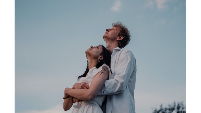 İLHAMLIK POZLAR: ŞEHİRDEN UZAK SEVDİĞİNE YAKIN