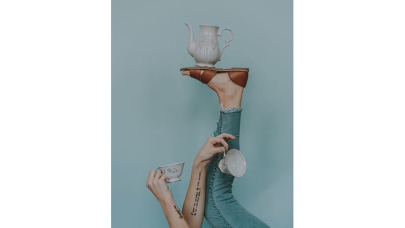 İLHAMLIK POZLAR: GÜZEL VE ÇİRKİN'DEKİ ÇAY SETİ