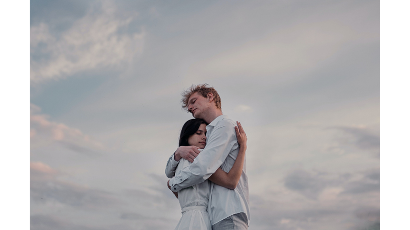 İLHAMLIK POZLAR: ŞEHİRDEN UZAK SEVDİĞİNE YAKIN