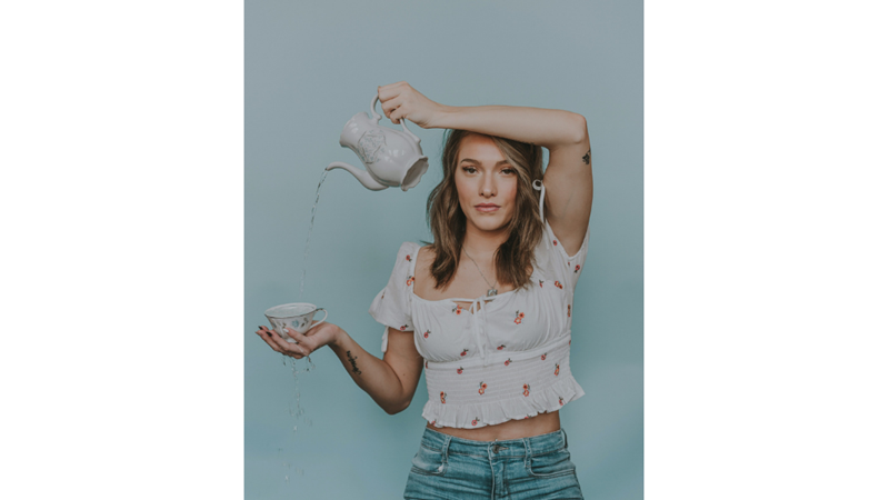 İLHAMLIK POZLAR: GÜZEL VE ÇİRKİN'DEKİ ÇAY SETİ