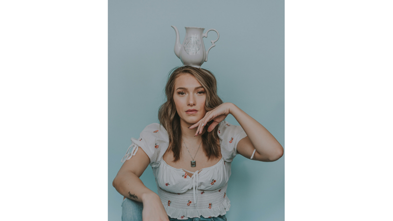 İLHAMLIK POZLAR: GÜZEL VE ÇİRKİN'DEKİ ÇAY SETİ