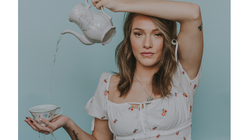 İLHAMLIK POZLAR: GÜZEL VE ÇİRKİN'DEKİ ÇAY SETİ