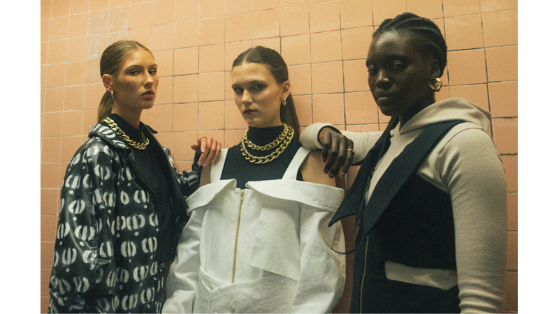 ARKADAŞLARINLA BİR GÜNÜ MODA HAFTASINDAYMIŞ GİBİ GEÇİRMEYE NE DERSİN?