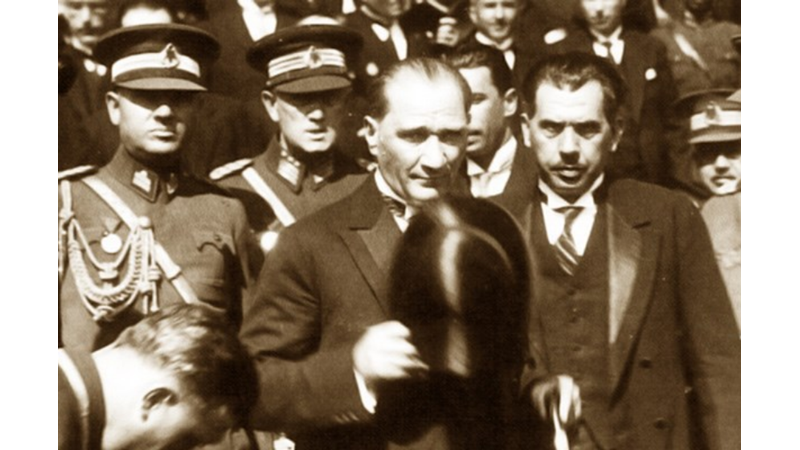 28 KASIM: KABUL EDİLEN ŞAPKA KANUNU YÜRÜRLÜĞE GİRDİ