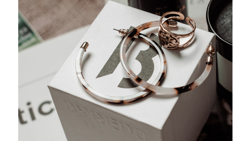 TAK TAKIŞTIR YAKIŞTIR: TREND AMA SIRADANLAŞMAMIŞ