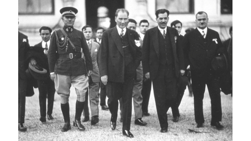 ATATÜRK'ÜN AĞZINDAN 'EFENDİLER, YARIN CUMHURİYET'İ İLAN EDECEĞİZ!' SÖZÜNÜN HİKAYESİ