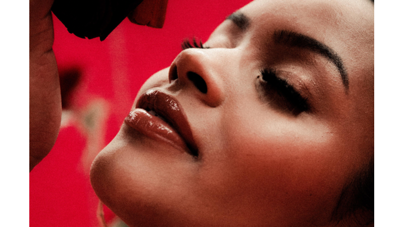 GÜNÜN MAKYAJI: KASVETLİ HAVAYI PARLATICIMIZLA DAĞITALIM