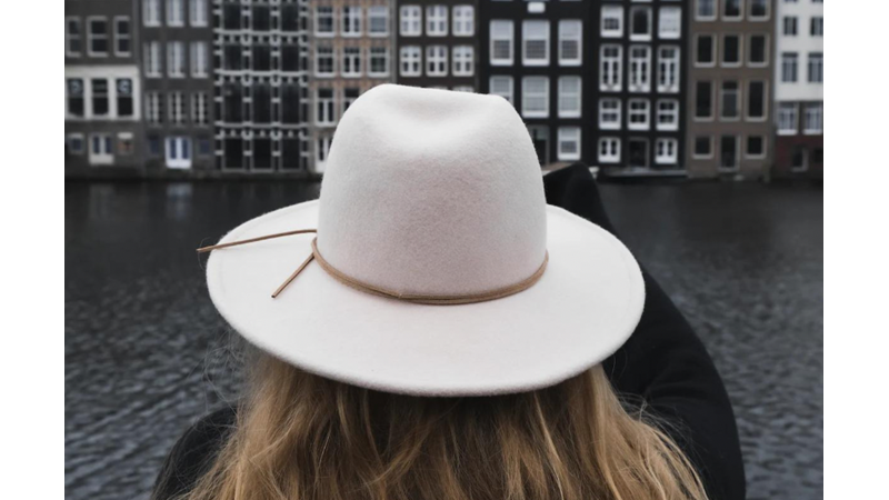 KADINLAR KIŞIN İKİYE AYRILIR: TERMAL ÇORAP VE ETEK İLE LAHANA GİBİ KAT KAT GİYİNENLER