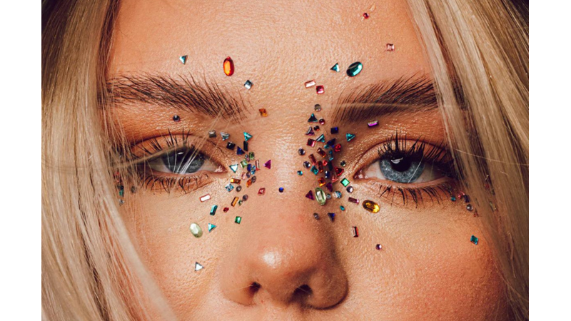 YILBAŞI MAKYAJI ÖNERİSİ İLE KARŞINIZDAYIZ: BIRAKIN BU YILBAŞINDA GÖZLERİNİZ KONUŞULSUN!