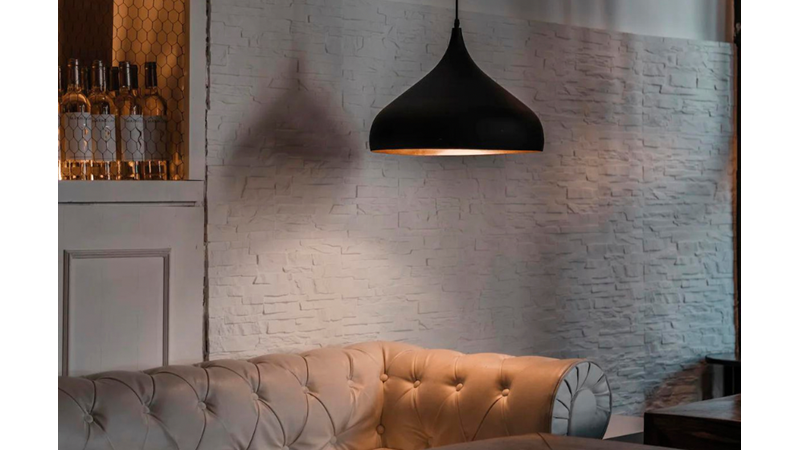 KENDİNİZİ SORGUDA GİBİ HİSSEDEBİLİRSİNİZ AMA ÇOK ŞIK DURUYOR: SARKIT LAMBA ÖNERİSİ İLE GELDİK