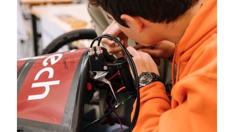 Sahada Olan Eğitimsizler