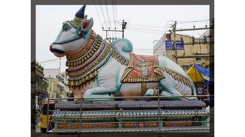 EFENDİSİYLE DANS EDEN