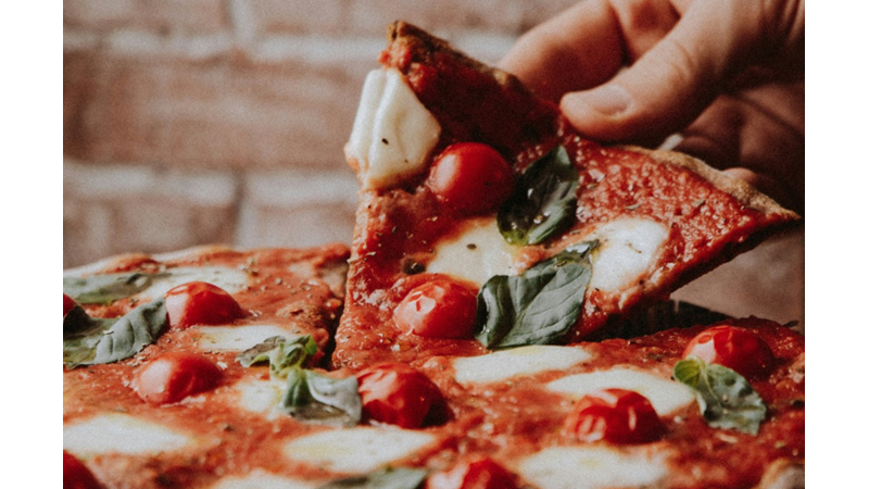 AIRFRYER’DA YAPABİLECEĞİNİZ KOLAY, LEZİZ VE DOYURUCU BİR TARİF: 3 MALZEMELİ LAVAŞ PİZZA TARİFİ