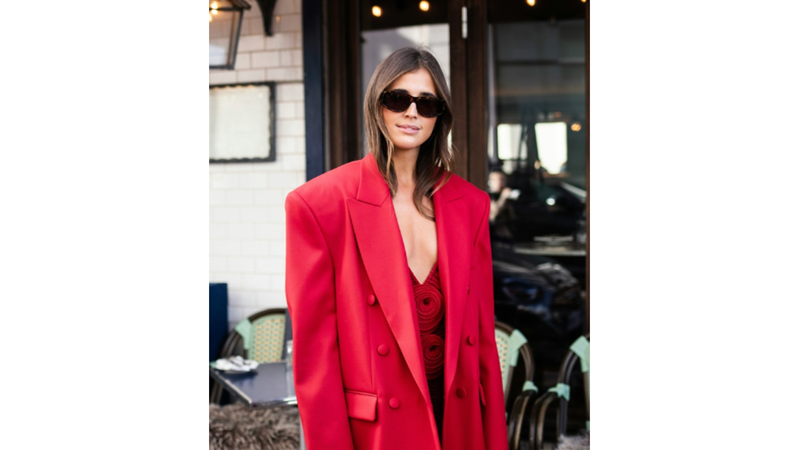 BAZEN SOKAĞA AYNEN BU ŞEKİL GİYİNİP ÇIKMAK İSTİYORUM: EKSTRA OLDURAN KIRMIZI KOMBİN ÖNERİSİ