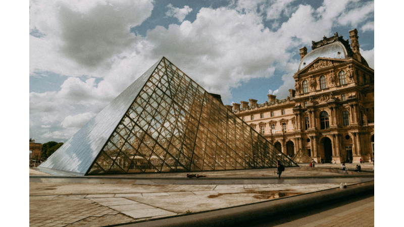 FRANSA DA TAM BU HAVALARDA GEZİLİRMİŞ: BERABER PARİS SOKAKLARINDA TURA ÇIKMAYA NE DERSİNİZ?