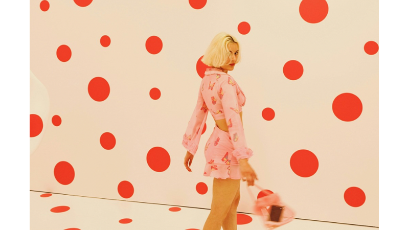 BARBIE YAZININ ÜSTÜNDEN BİR SENE GEÇTİ AMA BARBIE GİBİ HİSSETTİREN KOMBİNLER HALA REVAÇTA