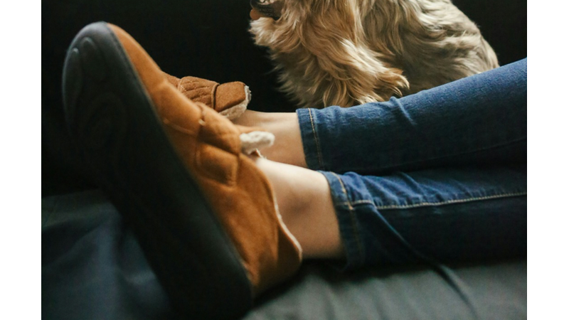 ÇALIŞIRKEN TERLİK VEYA EV AYAKKABISI GİYMEK SADECE HASTANELERDE OLMAMALI BENCE: RAHAT AYAKKABILARI NORMALLEŞTİRELİM